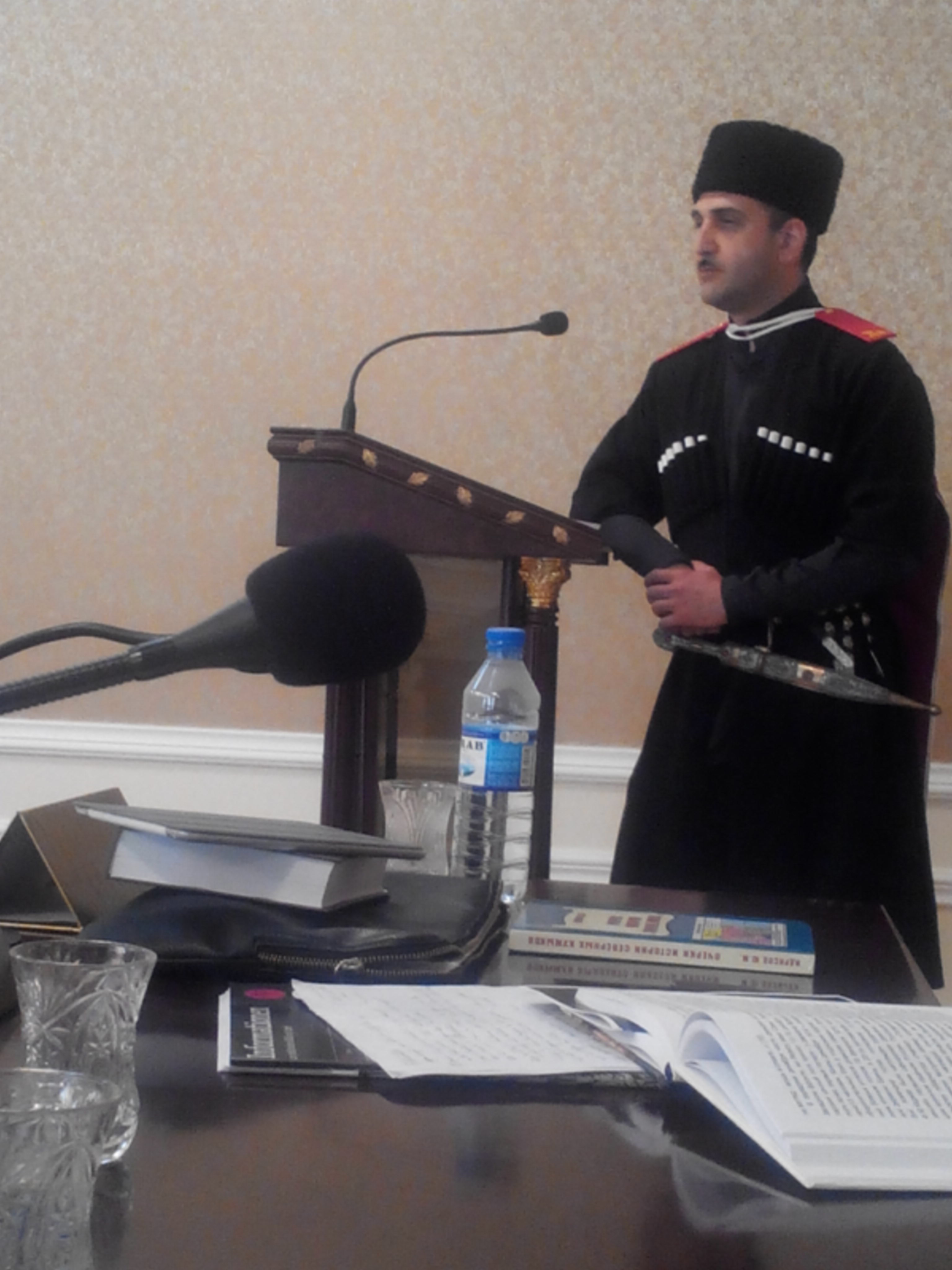 Сабухи Ахмедов в форме всадника Татарского полка с докладом на конференции в Баку 24 мая 2014 г. 