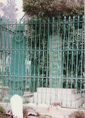 Могила шейха Джамалуддина и его сына Бадави на кладбище "Караджа Ахмед" в Стамбуле